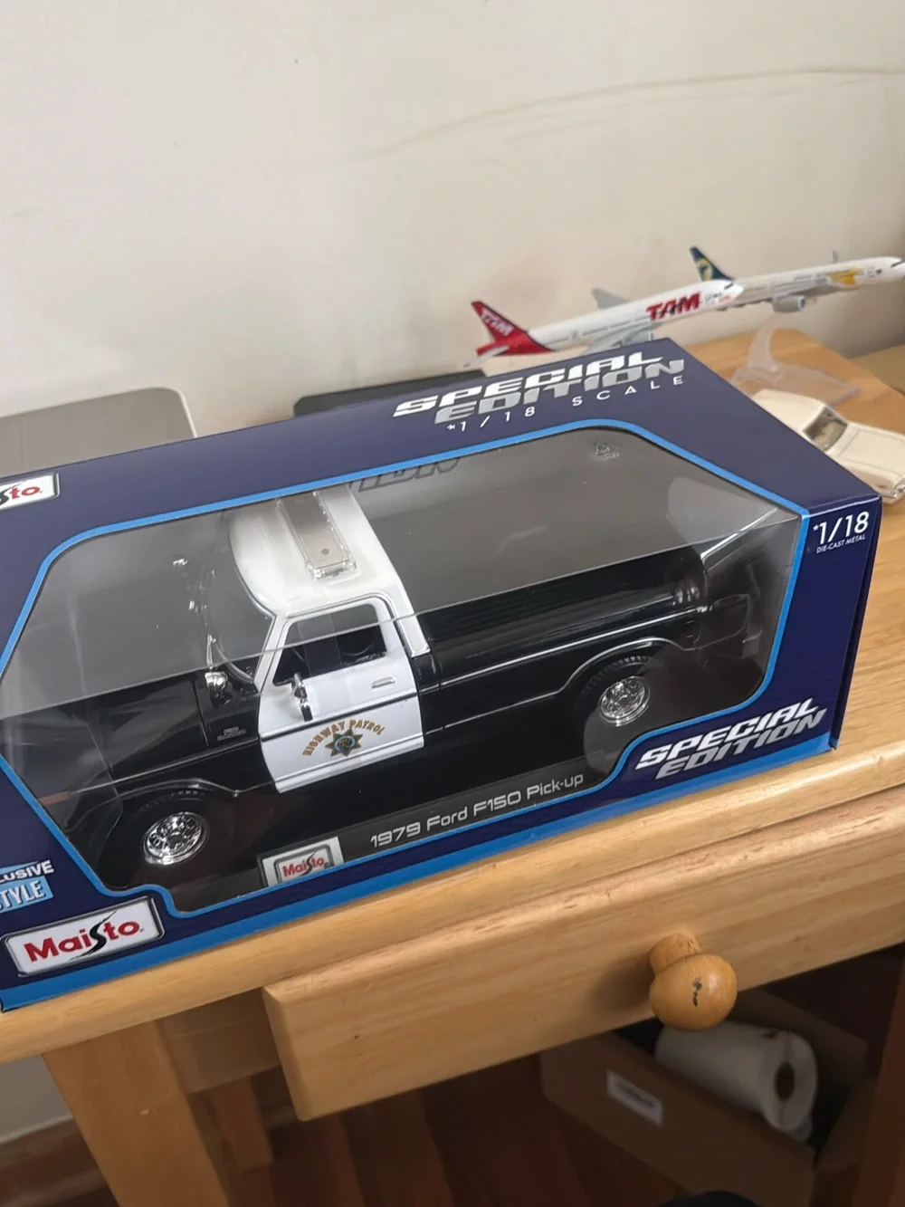 Black & White 1979 Ford F-150 Pickup Maisto 1/18 Die-Cast